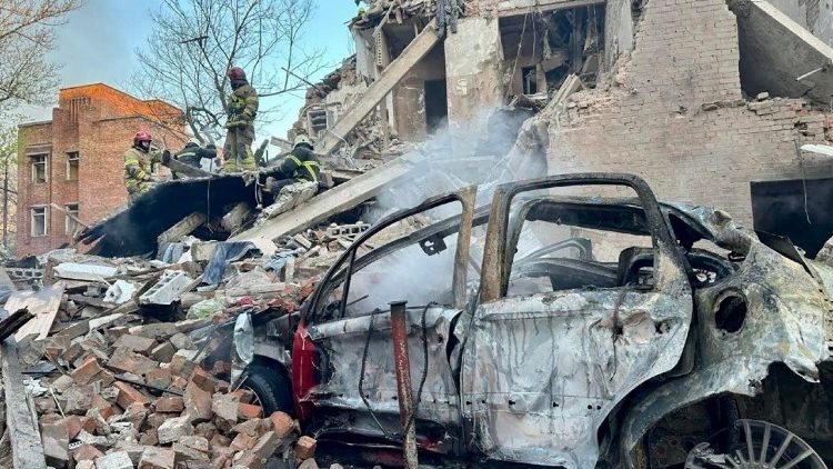  Uma foto divulgada pela Administra&ccedil;&atilde;o Militar Regional de Dnipropetrovsk mostra equipes de resgate ucranianas trabalhando no local de um ataque russo a uma &aacute;rea residencial em Dnipro, Ucr&acirc;nia, em 25 de abril de 2026, em meio &agrave; invas&atilde;o russa em curso. Pelo menos 4 pessoas morreram e mais de 30 ficaram feridas no ataque noturno &agrave; Ucr&acirc;nia, de acordo com o relat&oacute;rio do Servi&ccedil;o Estatal de Emerg&ecirc;ncia da Ucr&acirc;nia. EPA/Dnipropetrovsk Regional Military Administration 