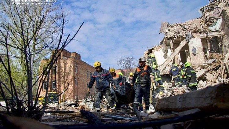  Esta fotografia, divulgada em 25 de abril de 2026 pela Administra&ccedil;&atilde;o Militar Regional de Dnipropetrovsk, mostra equipes de resgate ucranianas removendo o corpo de uma v&iacute;tima dos escombros de um pr&eacute;dio residencial danificado ap&oacute;s um ataque russo em Dnipro, em meio &agrave; invas&atilde;o russa da Ucr&acirc;nia. Ataques russos em toda a Ucr&acirc;nia mataram pelo menos seis pessoas, disseram autoridades no s&aacute;bado, a maioria delas em um ataque a um pr&eacute;dio residencial na cidade de Dnipro, no leste do pa&iacute;s. "As t&aacute;ticas dos russos permanecem inalteradas: drones de ataque, m&iacute;sseis de cruzeiro e uma quantidade significativa de m&iacute;sseis bal&iacute;sticos", disse o presidente ucraniano Volodymyr Zelensky. (Foto de divulga&ccedil;&atilde;o / Administra&ccedil;&atilde;o Militar Regional de Dnipropetrovsk / AFP) 