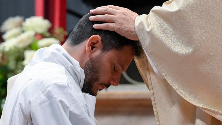 Il Papa ai sacerdoti, 'non chiudete mai la porta'