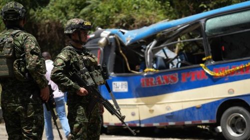 Colombia, 20 morti per un attentato contro un bus nel Cauca