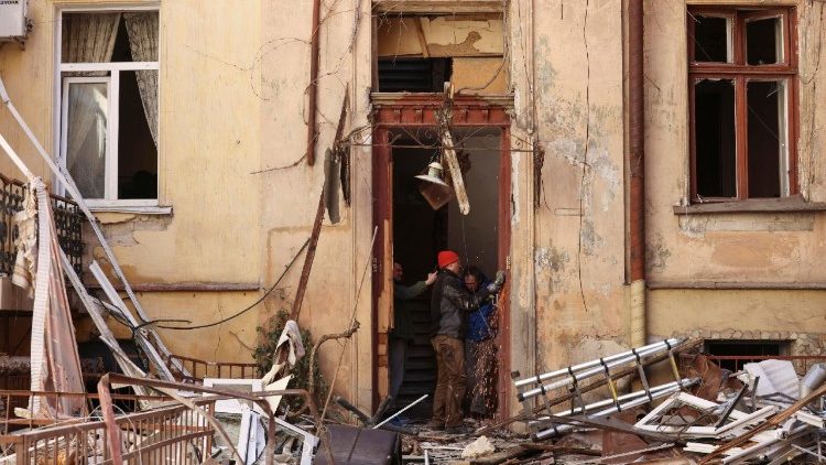 Moradores locais atuam no local do ataque russo a uma &aacute;rea residencial em Odessa, Ucr&acirc;nia, em 27 de abril de 2026, em meio &agrave; invas&atilde;o russa. Pelo menos 14 pessoas ficaram feridas, incluindo duas crian&ccedil;as, ap&oacute;s um ataque russo noturno a Odessa, segundo o chefe da administra&ccedil;&atilde;o militar regional de Odessa, Oleg Kiper. EPA/IGOR MASLOV