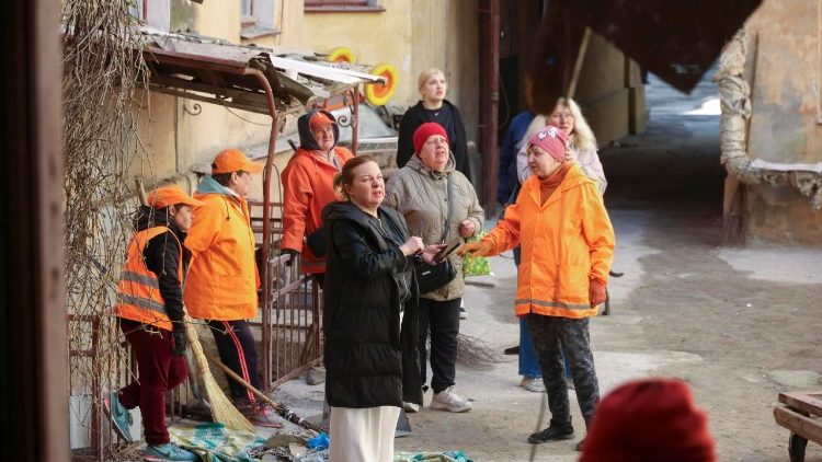Moradores locais e trabalhadores comunit&aacute;rios no local do ataque russo a uma &aacute;rea residencial em Odessa, Ucr&acirc;nia, em 27 de abril de 2026, em meio &agrave; invas&atilde;o russa. Pelo menos 14 pessoas ficaram feridas, incluindo duas crian&ccedil;as, ap&oacute;s um ataque russo noturno a Odessa, segundo o chefe da administra&ccedil;&atilde;o militar regional de Odessa, Oleg Kiper. EPA/IGOR MASLOV