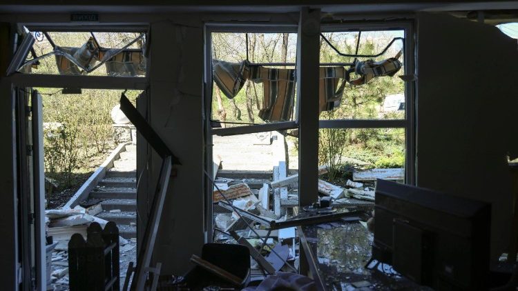 Local do ataque russo a uma &aacute;rea residencial em Odessa, Ucr&acirc;nia, em 27 de abril de 2026, em meio &agrave; invas&atilde;o russa. Pelo menos 14 pessoas ficaram feridas, incluindo duas crian&ccedil;as, ap&oacute;s um ataque russo noturno a Odessa, segundo o chefe da administra&ccedil;&atilde;o militar regional de Odessa, Oleg Kiper. EPA/IGOR MASLOV