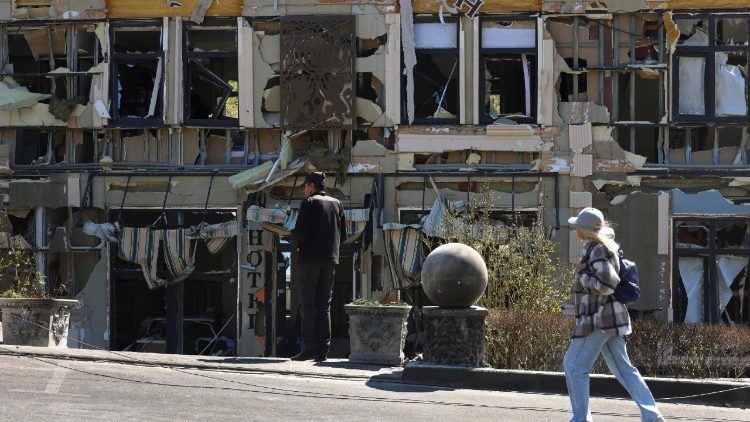 Moradores locais caminham perto do local do ataque russo a uma &aacute;rea residencial em Odessa, Ucr&acirc;nia, em 27 de abril de 2026, em meio &agrave; invas&atilde;o russa. Pelo menos 14 pessoas ficaram feridas, incluindo duas crian&ccedil;as, ap&oacute;s um ataque russo noturno a Odessa, segundo o chefe da administra&ccedil;&atilde;o militar regional de Odessa, Oleg Kiper. EPA/IGOR MASLOV