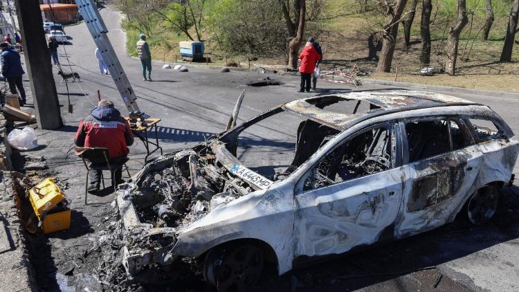 Um carro destru&iacute;do no local do ataque russo a uma &aacute;rea residencial em Odessa, Ucr&acirc;nia, em 27 de abril de 2026, durante a invas&atilde;o russa. Pelo menos 14 pessoas ficaram feridas, incluindo duas crian&ccedil;as, ap&oacute;s um ataque russo noturno a Odessa, segundo o chefe da administra&ccedil;&atilde;o militar regional de Odessa, Oleg Kiper. EPA/IGOR MASLOV