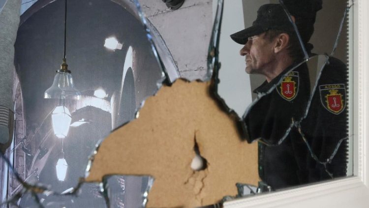 Um morador local se reflete em um espelho quebrado no local do ataque russo a uma &aacute;rea residencial em Odessa, Ucr&acirc;nia, em 27 de abril de 2026, durante a invas&atilde;o russa. Pelo menos 14 pessoas ficaram feridas, incluindo duas crian&ccedil;as, ap&oacute;s um ataque russo noturno a Odessa, segundo o chefe da administra&ccedil;&atilde;o militar regional de Odessa, Oleg Kiper. EPA/IGOR MASLOV