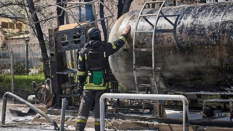 Equipes de resgate ucranianas trabalham no local de um ataque de drone russo a um posto de gasolina em Kharkiv, Ucr&acirc;nia, em 2 de maio de 2026, em meio &agrave; invas&atilde;o russa em curso. Pelo menos cinco pessoas ficaram feridas quando drones russos atacaram bairros residenciais, e pelo menos quatro postos de gasolina foram atingidos.