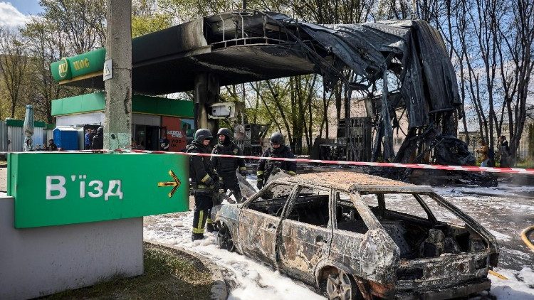 Equipes de resgate ucranianas trabalham no local de um ataque de drone russo a um posto de gasolina em Kharkiv, Ucr&acirc;nia, em 2 de maio de 2026, em meio &agrave; invas&atilde;o russa em curso. Pelo menos cinco pessoas ficaram feridas quando drones russos atacaram bairros residenciais e pelo menos quatro postos de gasolina em diferentes &aacute;reas da cidade durante a tarde, de acordo com o relat&oacute;rio do Servi&ccedil;o Estatal de Emerg&ecirc;ncia. EPA/SERGEY KOZLOV
