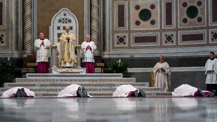 Il Papa a San Giovanni, messa per i nuovi quattro vescovi ausiliari