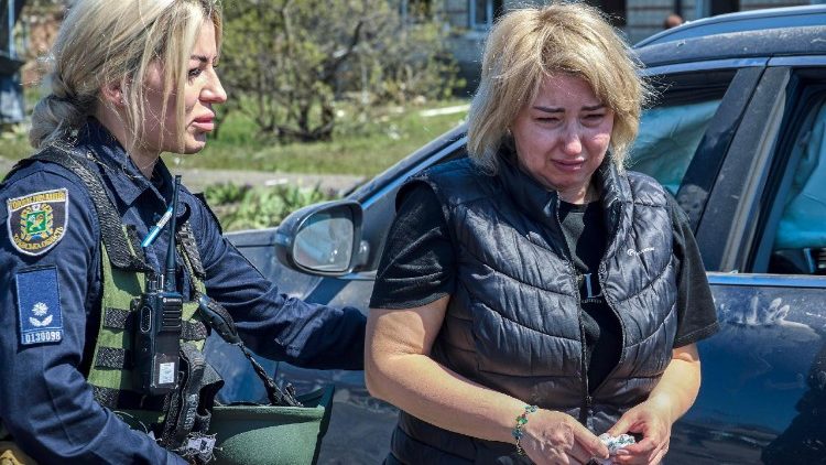 Uma moradora local reage no local de um ataque russo no centro de Merefa, regi&atilde;o de Kharkiv, Ucr&acirc;nia, em 4 de maio de 2026, em meio &agrave; invas&atilde;o russa em curso. Pelo menos seis pessoas morreram e outras 31 ficaram feridas quando a R&uacute;ssia atacou uma &aacute;rea residencial da cidade de Merefa, de acordo com o chefe da Administra&ccedil;&atilde;o Estatal Regional de Kharkiv, Oleh Synehubov. EPA/SERGEY KOZLOV