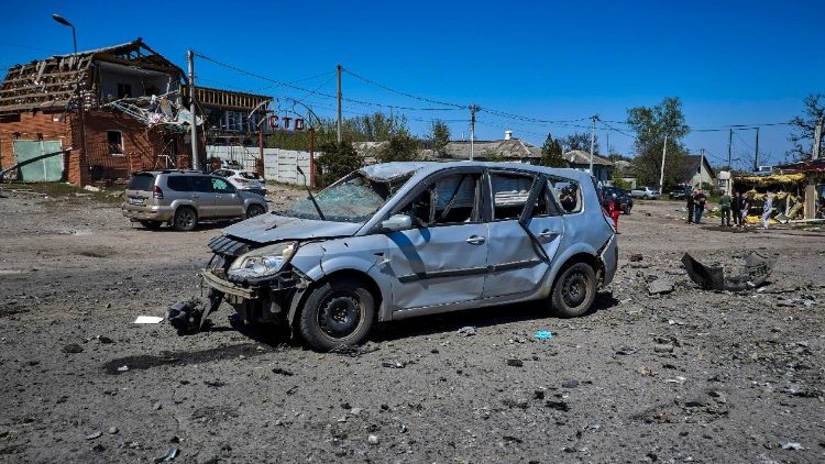 Local do ataque russo no centro de Merefa, regi&atilde;o de Kharkiv, Ucr&acirc;nia, em 4 de maio de 2026, em meio &agrave; invas&atilde;o russa em curso. Pelo menos seis pessoas morreram e outras 31 ficaram feridas quando a R&uacute;ssia atacou uma &aacute;rea residencial da cidade de Merefa, segundo o chefe da Administra&ccedil;&atilde;o Estatal Regional de Kharkiv, Oleh Synehubov. EPA/SERGEY KOZLOV