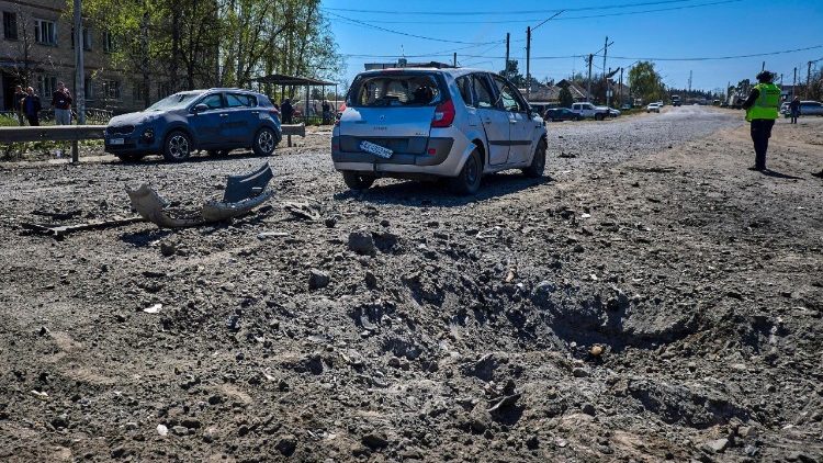 Local do ataque russo no centro de Merefa, regi&atilde;o de Kharkiv, Ucr&acirc;nia, em 4 de maio de 2026, em meio &agrave; invas&atilde;o russa em curso. Pelo menos seis pessoas morreram e outras 31 ficaram feridas quando a R&uacute;ssia atacou uma &aacute;rea residencial da cidade de Merefa, segundo o chefe da Administra&ccedil;&atilde;o Estatal Regional de Kharkiv, Oleh Synehubov. EPA/SERGEY KOZLOV