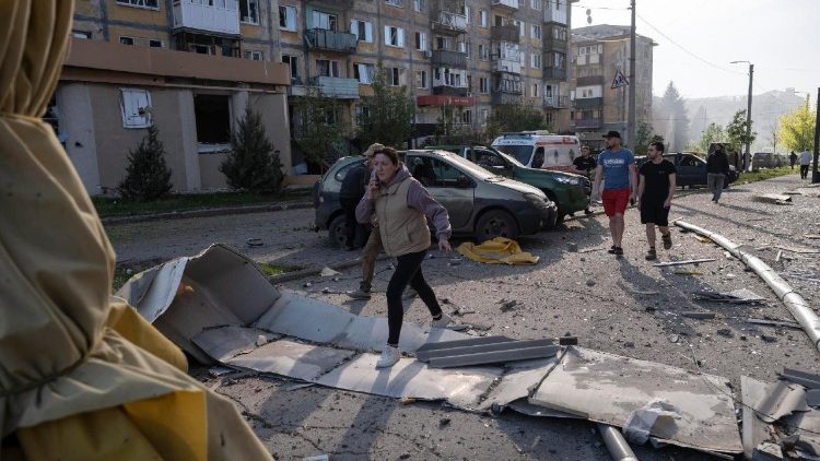 Uma foto divulgada pelo servi&ccedil;o de imprensa da 93&ordf; Brigada Mecanizada Separada Kholodnyi Yar das For&ccedil;as Armadas da Ucr&acirc;nia mostra pessoas caminhando sobre os escombros ap&oacute;s um ataque a&eacute;reo russo em Kramatorsk, regi&atilde;o de Donetsk, Ucr&acirc;nia, em 5 de maio de 2026, em meio &agrave; invas&atilde;o russa em curso. V&aacute;rias pessoas morreram e dezenas ficaram feridas durante o ataque com bombas planadoras em Kramatorsk, de acordo com o relat&oacute;rio do Servi&ccedil;o Estatal de Emerg&ecirc;ncia. EPA/93rd Separate Mechanized Brigade press service