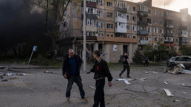 Pessoas caminhando em uma rua em meio aos escombros ap&oacute;s um ataque a&eacute;reo russo em Kramatorsk, regi&atilde;o de Donetsk, Ucr&acirc;nia, em 5 de maio de 2026, em meio &agrave; invas&atilde;o russa em curso. V&aacute;rias pessoas morreram e dezenas ficaram feridas durante o ataque com bombas planadoras em Kramatorsk, de acordo com o relat&oacute;rio do Servi&ccedil;o Estatal de Emerg&ecirc;ncia. EPA/93rd Separate Mechanized Brigade press service 