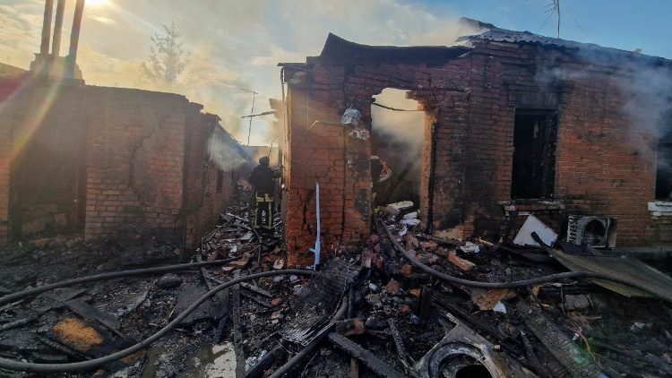 Equipes de resgate ucranianas trabalham no local de um ataque russo a um pr&eacute;dio privado em Kharkiv, nordeste da Ucr&acirc;nia, em 6 de maio de 2026, em meio &agrave; invas&atilde;o russa. Pelo menos duas pessoas ficaram feridas ap&oacute;s os ataques russos atingirem Kharkiv, segundo o Servi&ccedil;o Estatal de Emerg&ecirc;ncia da Ucr&acirc;nia. EPA/SERGEY KOZLOV