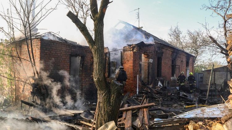Equipes de resgate ucranianas trabalham no local de um ataque russo a um pr&eacute;dio privado em Kharkiv, nordeste da Ucr&acirc;nia, em 6 de maio de 2026, em meio &agrave; invas&atilde;o russa. Pelo menos duas pessoas ficaram feridas ap&oacute;s os ataques russos atingirem Kharkiv, segundo o Servi&ccedil;o Estatal de Emerg&ecirc;ncia da Ucr&acirc;nia. EPA/SERGEY KOZLOV