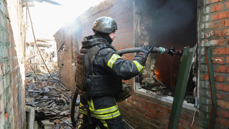 Equipes de resgate ucranianas trabalham no local de um ataque russo a um pr&eacute;dio privado em Kharkiv, nordeste da Ucr&acirc;nia, em 6 de maio de 2026, em meio &agrave; invas&atilde;o russa. Pelo menos duas pessoas ficaram feridas ap&oacute;s os ataques russos atingirem Kharkiv, segundo o Servi&ccedil;o Estatal de Emerg&ecirc;ncia da Ucr&acirc;nia. EPA/SERGEY KOZLOV