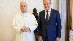 Leó pápa és Donald Tusk lengyel kormányfő a Vatikánban