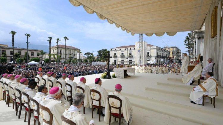 Il Papa recita la supplica di Pompei, 'piet� per le nazioni traviate'