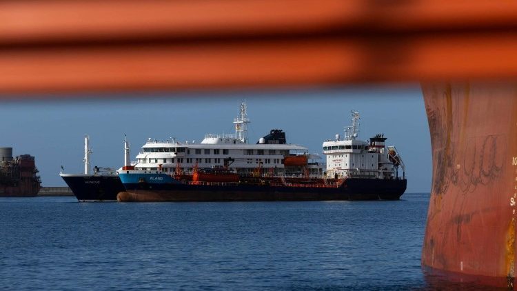 A Granadilla de Abona, Tenerife, Spagna, un'imbarcazione rifornisce di carburante la nave battente bandiera olandese MV Hondius, colpita da un'epidemia di hantavirus