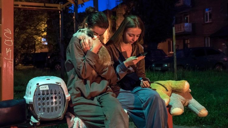 Moradores locais aguardam com seus animais de estima&ccedil;&atilde;o do lado de fora ap&oacute;s destro&ccedil;os de um drone russo interceptado ca&iacute;rem no telhado de um pr&eacute;dio residencial em Kiev, Ucr&acirc;nia, em 12 de maio de 2026. De acordo com o Servi&ccedil;o Estatal de Emerg&ecirc;ncia da Ucr&acirc;nia, n&atilde;o houve v&iacute;timas no incidente ocorrido no in&iacute;cio do dia 12 de maio, ap&oacute;s o t&eacute;rmino de um cessar-fogo tempor&aacute;rio de tr&ecirc;s dias, entre 9 e 11 de maio de 2026. EPA/MAXYM MARUSENKO