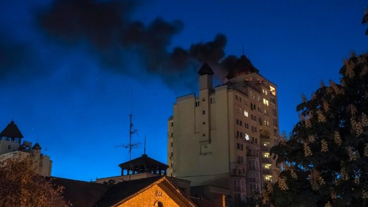 Fuma&ccedil;a sobe ap&oacute;s destro&ccedil;os de um drone russo interceptado ca&iacute;rem no telhado de um pr&eacute;dio residencial em Kiev, Ucr&acirc;nia, em 12 de maio de 2026. De acordo com o Servi&ccedil;o Estatal de Emerg&ecirc;ncia da Ucr&acirc;nia, n&atilde;o houve v&iacute;timas no incidente ocorrido no in&iacute;cio do dia 12 de maio, ap&oacute;s o t&eacute;rmino de um cessar-fogo tempor&aacute;rio de tr&ecirc;s dias, entre 9 e 11 de maio de 2026. EPA/MAXYM MARUSENKO