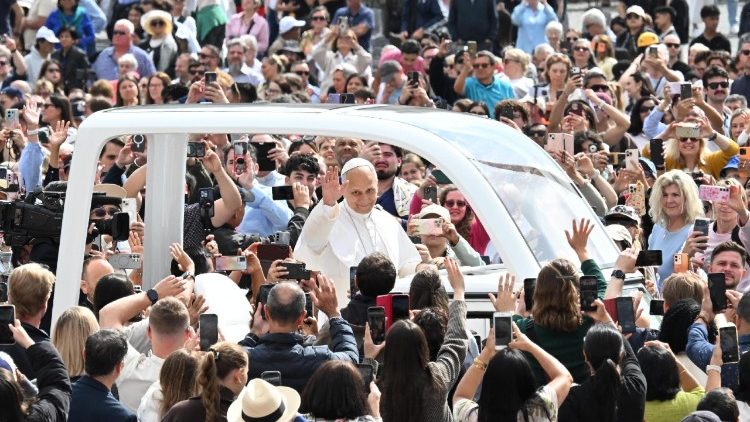 El Papa saluda a los peregrinos