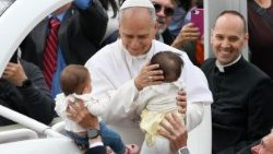 Il Papa abbraccia i bambini