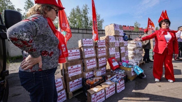 Apoiadores do Partido Comunista Russo (PCRF) se preparam para o embarque do 154&ordm; comboio humanit&aacute;rio na Fazenda Estatal Lenin, nos arredores de Moscou, R&uacute;ssia, em 14 de maio de 2026. O comboio, organizado pelo Partido Comunista Russo e destinado ao ex&eacute;rcito russo e aos moradores das regi&otilde;es de Kursk, Donetsk e Luhansk, entregar&aacute; produtos n&atilde;o perec&iacute;veis (cereais, enlatados), medicamentos, roupas de inverno, al&eacute;m de equipamentos especiais – SUVs e motocicletas. EPA/SERGEI ILNITSKY