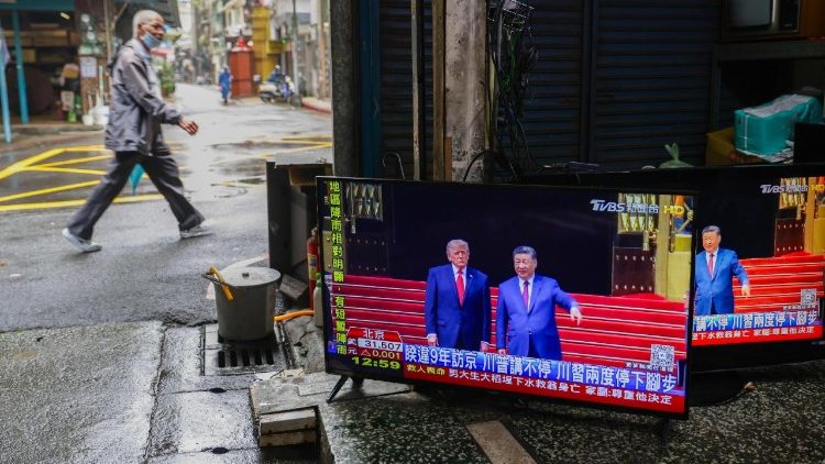 Une télévision taiwnaise retransmet la rencontre à Pékin des présidents étasunien et chinois à Pékin, le 14 mai 2026, Taipei (Taiwan). EPA/Ritchie.