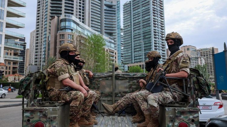 L'esercito libanese presidia un checkpoint a Beirut
