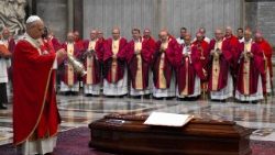 Il Papa nella Basilica di San Pietro per i funerali del card. Tscherrig