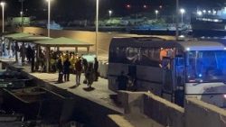 Lo sbarco di migranti sul molo Favarolo a Lampedusa