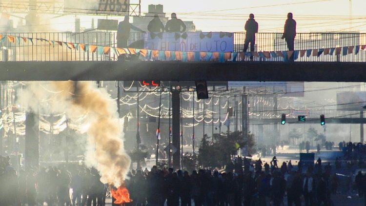 Nonostante l’operazione “Corredor Humanitario”, il governo è riuscito solo parzialmente a riaprire le strade per il passaggio di camion, cisterne e aiuti essenziali verso la capitale
