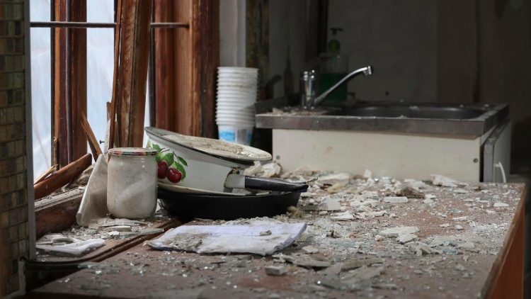 Vista interna do pr&eacute;dio danificado no local do ataque russo &agrave; &aacute;rea residencial de Odessa, Ucr&acirc;nia, em 18 de maio de 2026, em meio &agrave; invas&atilde;o russa. Pelo menos duas pessoas ficaram feridas ap&oacute;s um ataque russo noturno a Odessa, segundo o Servi&ccedil;o Estatal de Emerg&ecirc;ncia. A R&uacute;ssia atacou a Ucr&acirc;nia com 524 drones e 22 m&iacute;sseis na noite anterior, conforme relatado pela For&ccedil;a A&eacute;rea Ucraniana. EPA/IGOR MASLOV