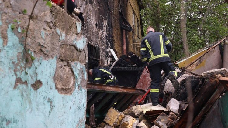 Equipes de resgate ucranianas trabalham no local do ataque russo &agrave; &aacute;rea residencial de Odessa, Ucr&acirc;nia, em 18 de maio de 2026, em meio &agrave; invas&atilde;o russa. Pelo menos duas pessoas ficaram feridas ap&oacute;s um ataque russo noturno a Odessa, segundo o Servi&ccedil;o Estatal de Emerg&ecirc;ncia. A R&uacute;ssia atacou a Ucr&acirc;nia com 524 drones e 22 m&iacute;sseis na noite anterior, conforme relatado pela For&ccedil;a A&eacute;rea Ucraniana. EPA/IGOR MASLOV