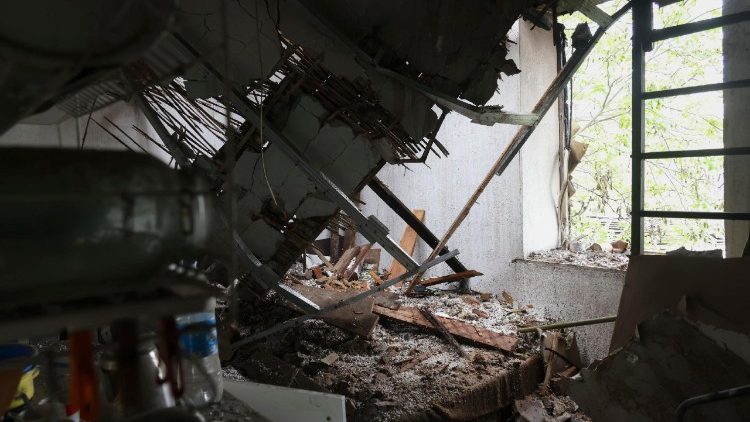 Vista interna do pr&eacute;dio danificado no local do ataque russo &agrave; &aacute;rea residencial de Odessa, Ucr&acirc;nia, em 18 de maio de 2026, em meio &agrave; invas&atilde;o russa. Pelo menos duas pessoas ficaram feridas ap&oacute;s um ataque russo noturno a Odessa, segundo o Servi&ccedil;o Estatal de Emerg&ecirc;ncia. A R&uacute;ssia atacou a Ucr&acirc;nia com 524 drones e 22 m&iacute;sseis na noite anterior, conforme relatado pela For&ccedil;a A&eacute;rea Ucraniana. EPA/IGOR MASLOV