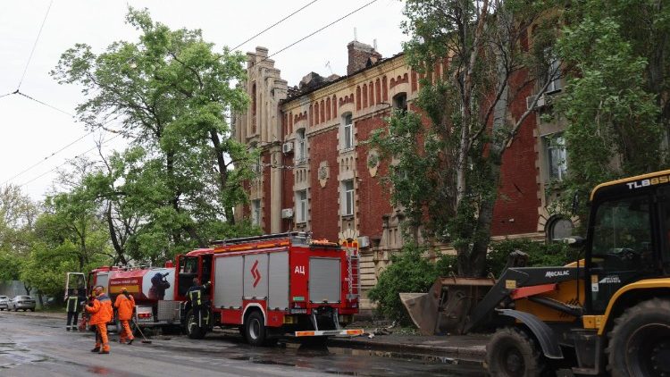 Equipes de resgate ucranianas trabalham no local do ataque russo &agrave; &aacute;rea residencial de Odessa, Ucr&acirc;nia, em 18 de maio de 2026, em meio &agrave; invas&atilde;o russa. Pelo menos duas pessoas ficaram feridas ap&oacute;s um ataque russo noturno a Odessa, segundo o Servi&ccedil;o Estatal de Emerg&ecirc;ncia. A R&uacute;ssia atacou a Ucr&acirc;nia com 524 drones e 22 m&iacute;sseis na noite anterior, conforme relatado pela For&ccedil;a A&eacute;rea Ucraniana. EPA/IGOR MASLOV