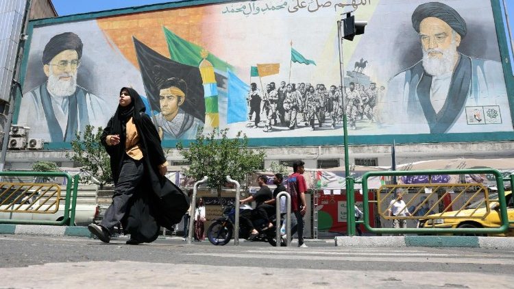 Poster géant à l'effigie des anciens guides suprêmes iraniens dans une rue de Téhéran, Iran, le 18 mai 2026.