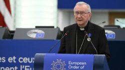 Le cardinal Parolin reçoit l'Ordre du Mérite européen.