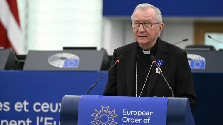 Le cardinal Parolin reçoit l'Ordre du Mérite européen.
