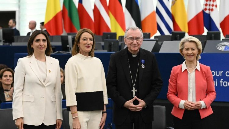 O cardeal Parolin com a presidente da Comiss&atilde;o Europeia, Ursula von der Leyen, e a presidente do Parlamento Europeu, Roberta Metsola