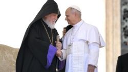 Il Papa al capo della Chiesa armena, preghiamo per la pace in Medio Oriente