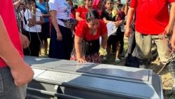 Une femme pleure la mort de ses frères, tués tous les deux jeudi lors de l'attaque, lors de leur messe de funérailles, ce vendredi 22 mai à Rigores.
