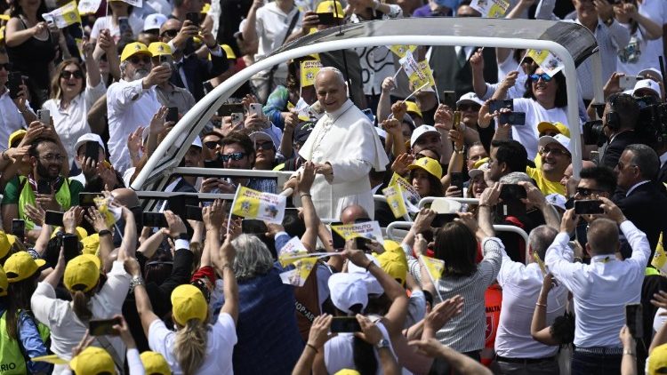 El saludo del Papa a los fieles en la Plaza Calipari