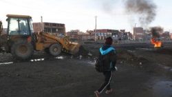 El ejército y la policía inician una operación para despejar una importante autopista en Bolivia