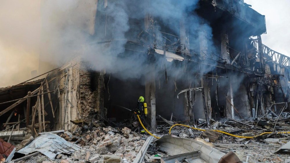 Um socorrista ucraniano trabalha no local de um ataque russo a um shopping center em Kiev, Ucrânia, em 24 de maio de 2026, em meio à invasão russa. Mais de 600 drones e 90 mísseis atingiram vários locais em Kiev durante a noite de 24 de maio, resultando em pelo menos duas mortes confirmadas e mais de 80 feridos, segundo o presidente ucraniano Volodymyr Zelensky. EPA/SERGEY DOLZHENKO