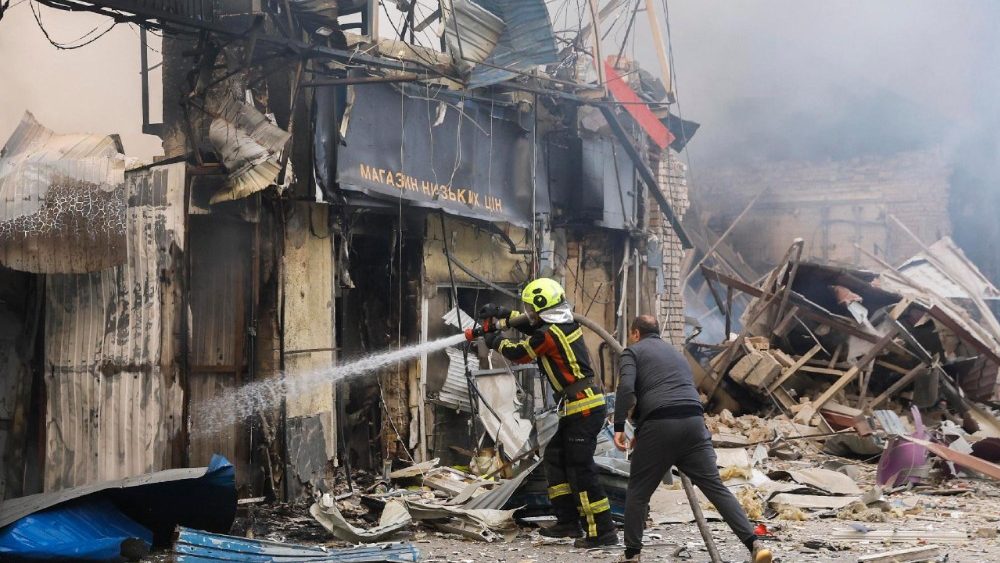 Equipes de resgate ucranianas trabalham no local de um ataque russo a um shopping center em Kiev, Ucrânia, em 24 de maio de 2026, em meio à invasão russa. Mais de 600 drones e 90 mísseis atingiram diversos locais em Kiev durante a noite de 24 de maio, resultando em pelo menos duas mortes confirmadas e mais de 80 feridos, segundo o presidente ucraniano Volodymyr Zelensky. EPA/SERGEY DOLZHENKO