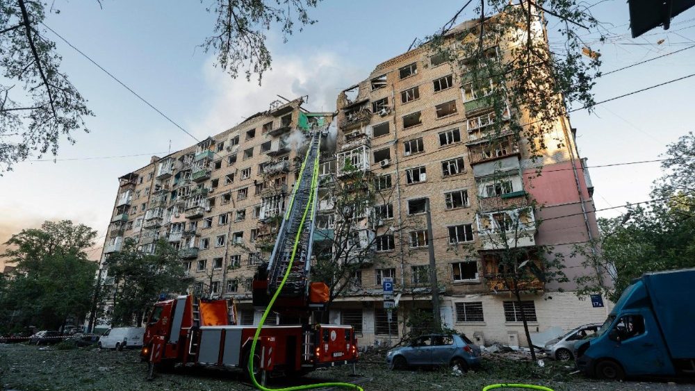 Equipes de resgate ucranianas trabalham no local de um ataque russo a um prédio residencial em Kiev, Ucrânia, em 24 de maio de 2026, em meio à invasão russa. Mais de 600 drones e 90 mísseis atingiram vários locais em Kiev durante a noite de 24 de maio, resultando em pelo menos duas mortes confirmadas e mais de 80 feridos, segundo o presidente ucraniano Volodymyr Zelensky. EPA/SERGEY DOLZHENKO