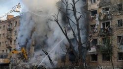 ミサイル攻撃を受けたキーウ市内の集合住宅への消火活動　2026年5月24日